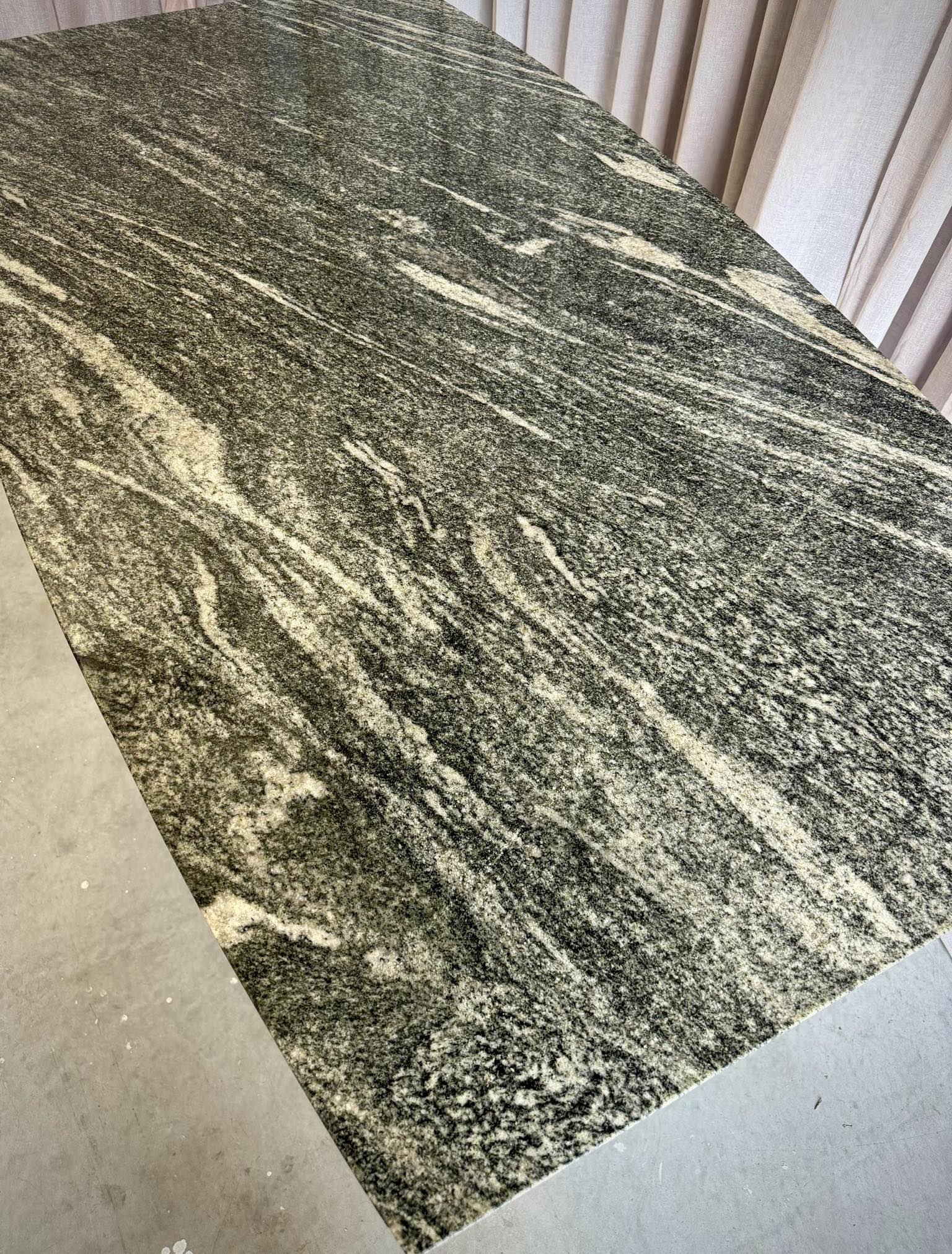 Matbord i bistrostil med marmor