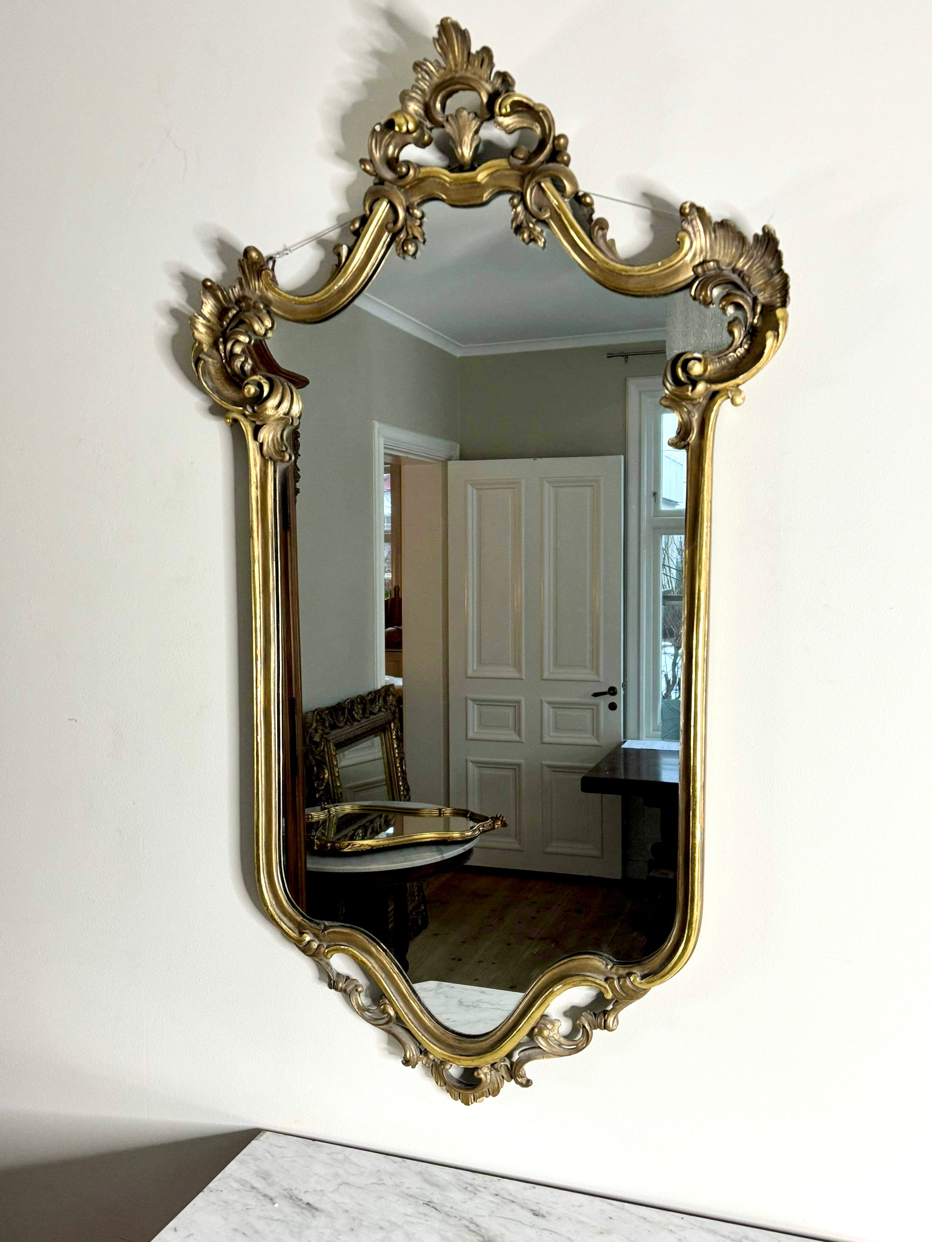 Stor förgylld antik spegel
